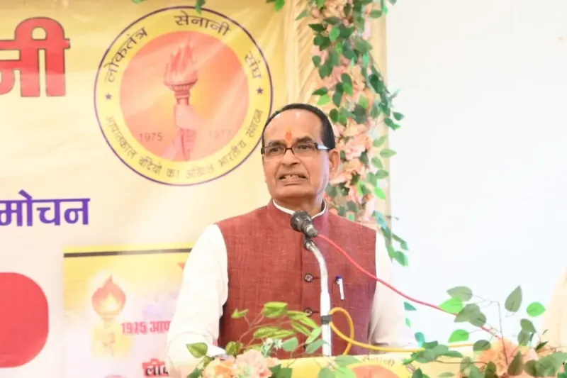 Shivraj Singh Chouhan warned the youth, saying, "White powder will ruin your life."