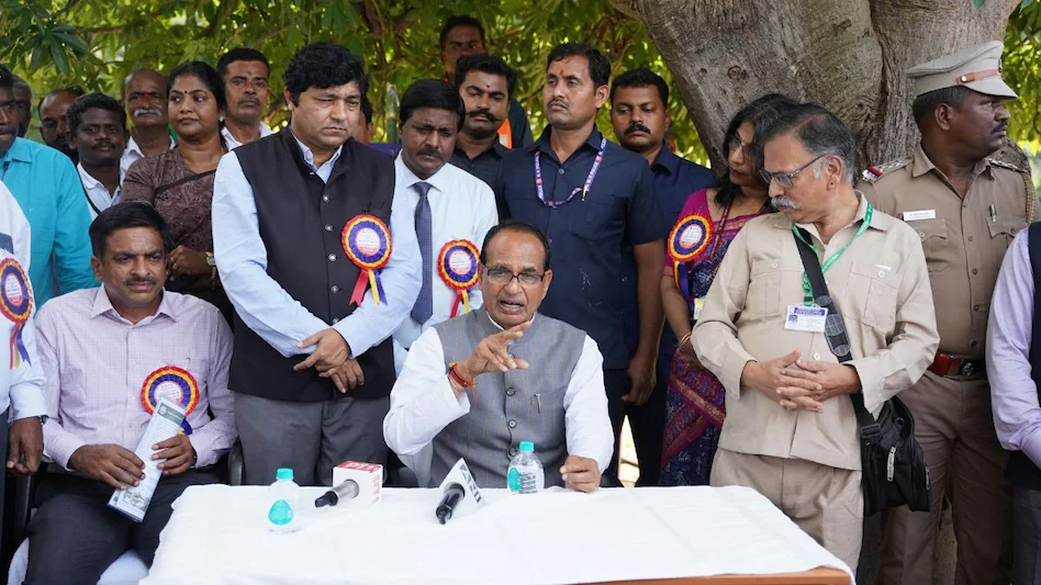 Agriculture Minister Shivraj met farmers and millionaire sisters in Tamil Nadu and discussed government schemes.