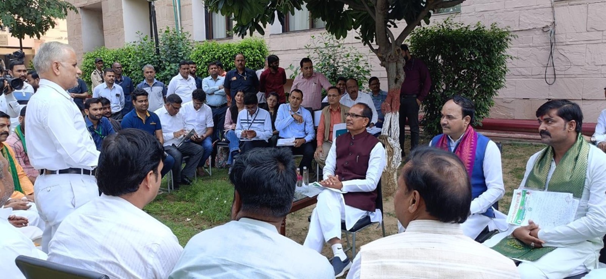 Agriculture Minister Shri Shivraj Singh Chouhan met farmers and promised to start modern agricultural chaupals from this month.