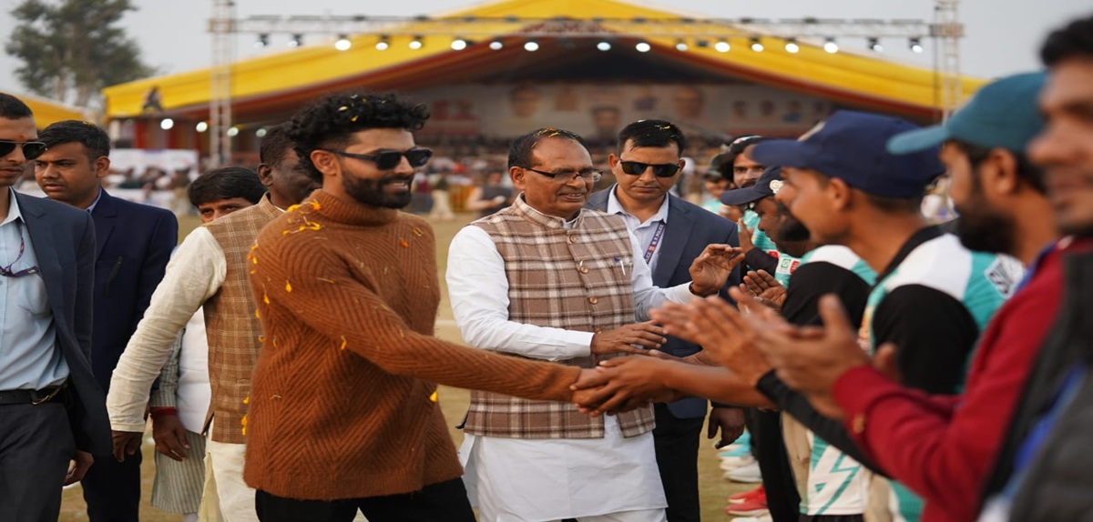 Shivraj Singh Chauhan hits a boundary off Jadeja, the ground erupts in applause