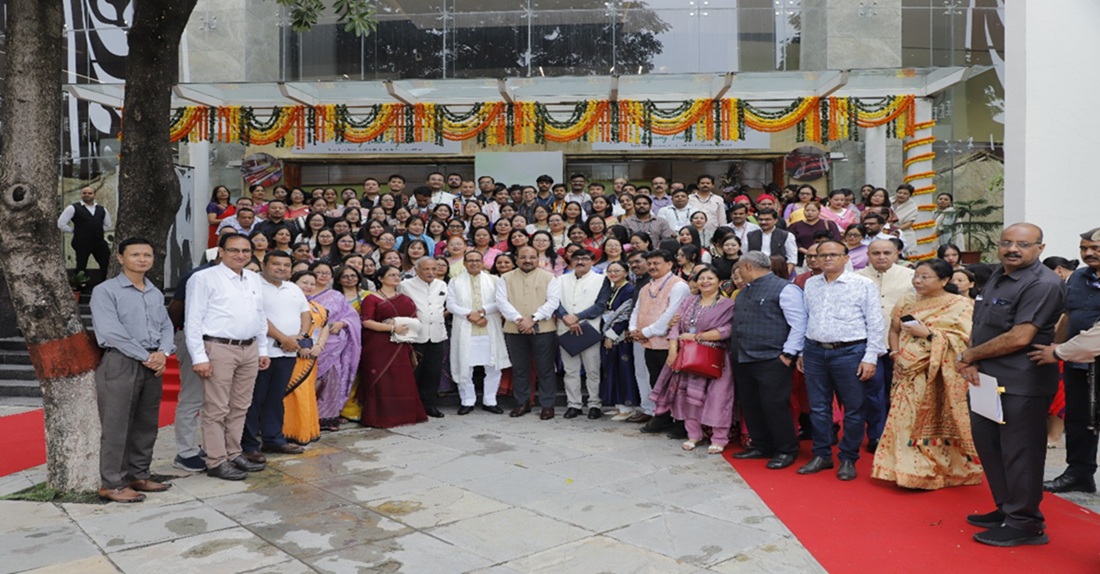 Union Minister Shri Shivraj Singh Chouhan interacts with weavers and artisans at the 'Weaving India Together' National Seminar in New Delhi
